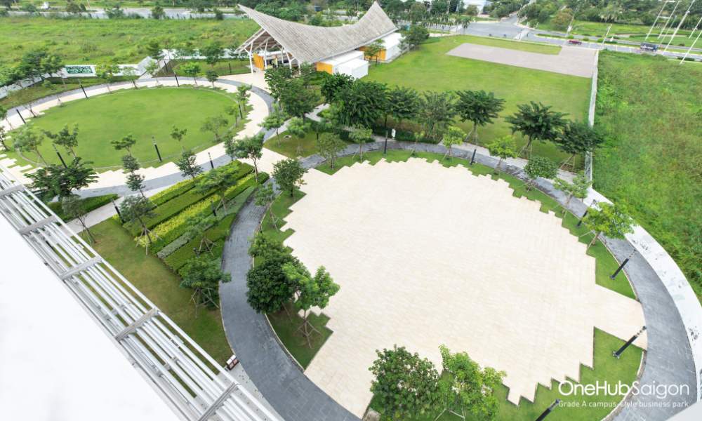 Không gian xanh thoáng máng trong khuôn viên quy hoạch tại OneHub Saigon