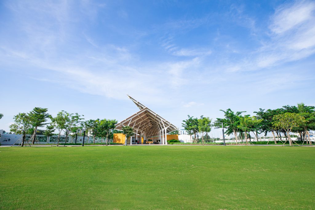 Ưu tiên sức khỏe con người làm mục tiêu chính, các thiết kế của OneHub Saigon được lấy cảm hứng từ các dự án khu kinh doanh thành công như Khu Công nghệ Quốc tế, Bangalore ở Ấn Độ hay Khu Thương mại Changi ở Singapore. Người đứng sau thiết kế độc đáo này là kiến trúc sư cảnh quan nổi tiếng Colin K. Okashimo – người từng đoạt giải thưởng Kiến trúc sư Singapore của năm.