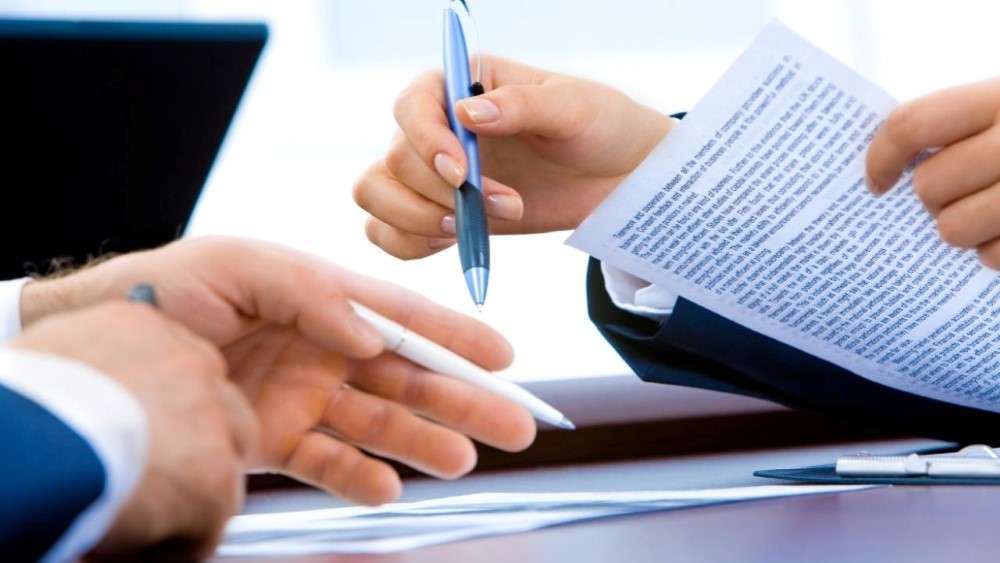 Đọc kỹ và thảo luận về hợp đồng cho thuê văn phòng trước khi đặt bút ký