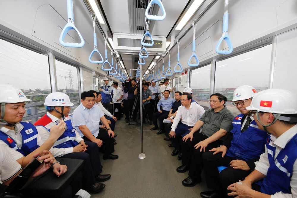 Prime Minister Pham Minh Chinh took a test ride on Metro Line No.1 on April 19th 2023