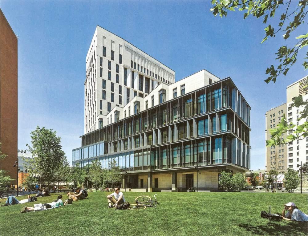 Một tòa nhà mô hình campus điển hình có sự gắn kết hài hòa giữa không gian trong nhà và ngoài trời, cùng với đó là các mảng xanh bao phủ
