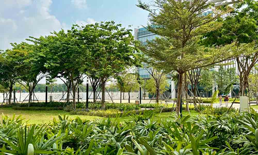Toàn cảnh tòa nhà văn phòng đạt chứng nhận LEED Silver - Tower 1 tại OneHub Saigon với nhiều mảng xanh