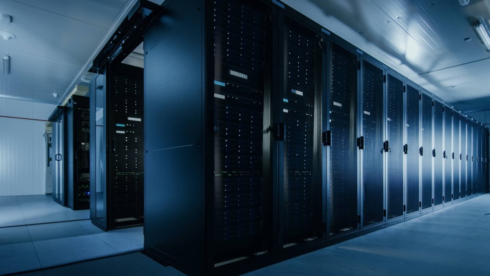 Các tủ rack chứa máy chủ trong các trung tâm dữ liệu data center
